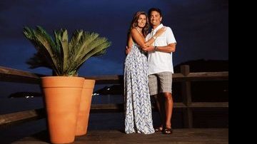 No deck da Ilha de CARAS, Denise e Bebeto contam que sempre mantêm o romantismo em alta. - PAULO MARCOS/ 8000 FOTOGRAFIA LTDA; MAQUIAGEM: DUH; PRODUÇÃO: MIRIAN FONSECA; CORDENAÇÃO: CLAUDIO LOBATO