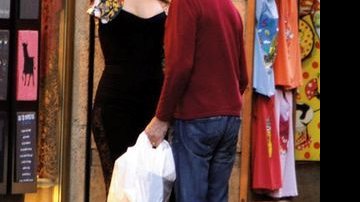Ben Kingsley e Daniela Lavender fazem compras no comércio de rua de Sevilha. - BRAINPIX