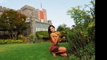 Após trabalho em Paris, top aproveita passagem pelo Castelo de CARAS nos EUA para mostrar o seu amor pela natureza em seu ponto preferido da construção: o jardim. - JAYME DE CARVALHO JR.