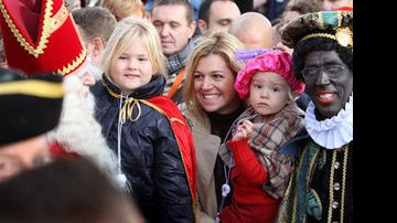 Princesas da Holanda, Amália, Ariane e Alexia, dão as boas-vindas a São Nicolas - Reprodução / Hola