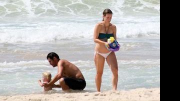 Thiago Lacerda, Vanessa Lóes e Gael curtem um dia na praia - Adilson Lucas / AgNews