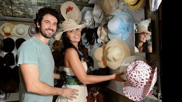 Eriberto escolhe chapéu para a amada no Mercado Público Adolpho Lisboa, em Manaus. - SAMUEL CHAVES / S4 PHOTO PRESS