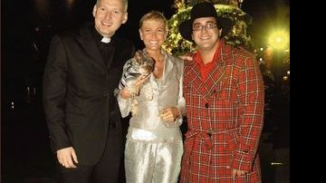 Com o yorkshire Dudu no colo, Xuxa recebe o padre Marcelo e André Marques na gravação de seu especial. - LIANE NEVES