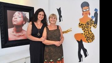 Yael e a mãe, Francine, que abre sua galeria para o lançamento da artística coleção. - MARGARETH ABUSSAMRA/ ABUSSAMRA PHOTOS
