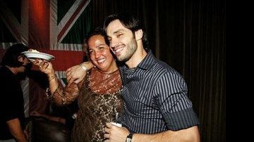 No Londra, Rio, Claudia passa seu aniversário trocando beijos com o ator Guilherme Trajano. - MARCIO NUNES/PHOTO RIO NEWS