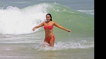 No ar em Viver a Vida, Giovanna mergulha no mar da Barra da Tijuca, Rio, após o fim da relação de dois anos. - GIL RODRIGUES