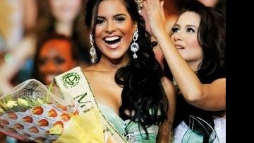 Nas Filipinas, a modelo amazonense recebe e coroa de Karla Henry, Miss Terra 2008. - Reuters