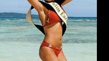 Larissa Ramos, com a coroa e faixa do Miss Terra, festeja a vitória no Boracay Resort. - Reuters