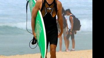Cauã Reymond pratica surfe em praia carioca - Adilson Lucas / AgNews