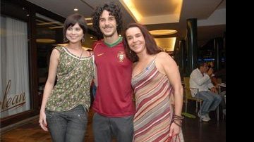Pedro Neschling, a mãe Lucélia e a namorada Julianne - Tony Andrade / agnews