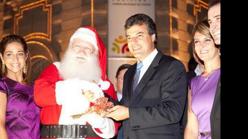 Beto Richa recebe Papai Noel ladeado pela presidente do Instituto Municipal de Turismo, Juliana Vosnika, da primeira-dama, Fernanda Richa, e do piloto Ricardo Zonta - Giba