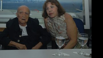 Oscar Niemeyer ao lado da mulher, Vera Lucia Niemeyer - Carol Feichas