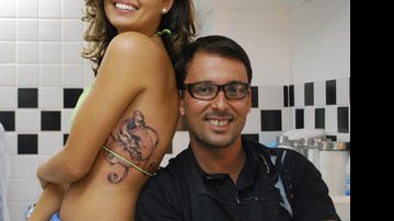 Ísis Valverde faz tatuagem em homenagem ao teatro - Divulgação