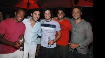 O ator Lui Mendes com o empresário Nicola Formaggio e os amigos Felipe Dylon, Bruno de Luca e Kayky Brito - Angelo Santos