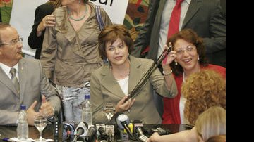 Dilma Rousseff entre o presidente da Assembléia Legislativa, o deputado Jorginho de Melo e a senadora Ideli Salvati, com o colar que foi presenteada pelas mulheres da Associação das Mulheres Oestinas - Gabriel Heusi