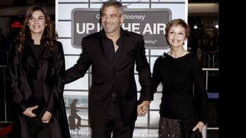 George Clooney entre a namorada Elisabetta Canalis e a mãe Nina - Reprodução