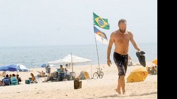 De bermuda e sem camisa, Sting caminha na praia com seu visual barbudo. - CARLOS ZAMBROTTI/AG. NEWS E RODRIGO DOS ANJOS/PHOTO RIO NEWS