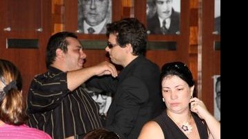 Celso Portiolli abraça parente do locutor Lombardi, morto após sofrer enfarte em sua casa - AgNews