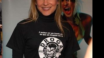 Claudia Leitte veste a camisa da campanha Droga Mata - Divulgação