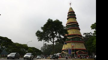 A árvore de Natal do Ibirapuera, um presente do Grupo Santander e da Prefeitura Municipal aos paulistanos, vai permanecer montada até o dia 6 de janeiro - Caio Guimarães