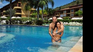 Na piscina do Meliá Angra Marina & Resort, a atriz, que vai protagonizar Uma Rosa com Amor, ganha um abraço do marido, Hugo. - RENATO VELASCO/RENATO M. VELASCO COM E FOTOG.; BELEZA: DUH
