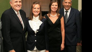 Guiliani ao lado de sua esposa, Judite, com Fani Durães e o presidente do Grupo Positivo, Oriovisto Guimarães - Liz Wood