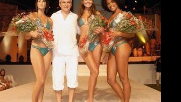 Márcio Utsch entre as ganhadoras do Havaianas Top Model apresentado por ... - João Passos/ Brasil Fotopress