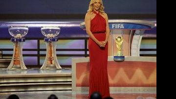 Charlize Theron sorteia grupo do Brasil na Copa - REUTERS