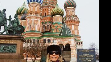 O frio da capital russa não intimidou a estrela a visitar pontos como a Catedral de São Basílio.