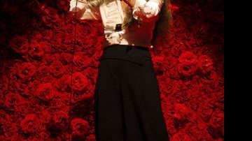 Maria Bethânia, entre as flores vermelhas de seu espetáculo - Divulgação