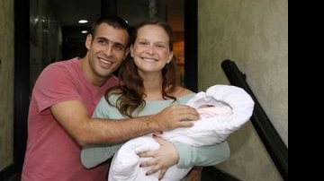 O casal Fernanda Rodrigues e Raoni Carneiro deixam a maternidade com a pequena Luisa no colo - AgNews
