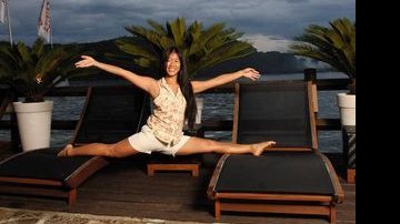 Na Ilha de CARAS, a atriz mostra a flexibilidade obtida com a prática do kung fu e da ginástica olímpica. - SHEILA GUIMARÃES