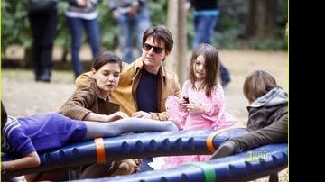 Tom Cruise, Katie e Suri Cruise em passeio na Espanha - Reprodução / Just Jared