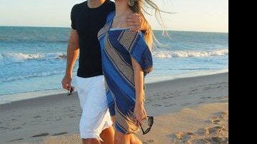 Apaixonado, o casal curte o pôr-do-sol na bela Praia do Forte, litoral norte baiano. - Inácio Teixeira / Coperphoto