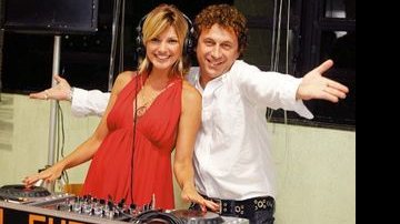 Em Criciúma, atriz brinca com o DJ Euzébio. - FERNANDO WILLADINO