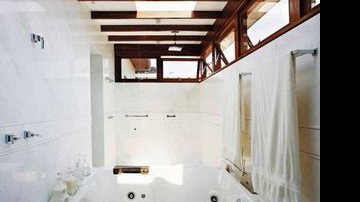 A sala de banho, criada pelo arquiteto Maurício Queiroz, reduz o consumo de energia ao aproveitar a luminosidade natural