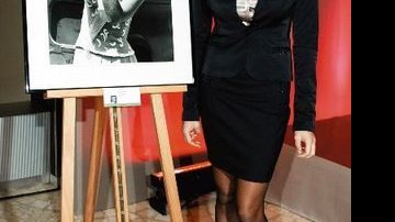 Em Mônaco, Stéphanie posa ao lado da foto da mãe, Grace Kelly. - REUTERS