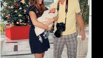 No domingo, 13, Viviane deixa a maternidade com o filho e motiva o orgulhoso sorriso de Dado. O bebê, que nasceu com 3,6 kg e 51, 5 cm, veste roupa do Flamengo - FOTOS: FELIPE PANFILE/AG. NEWS E ROBERTO VALVERDE