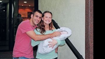 Felizes com a chegada da primeira filha, Raoni Carneiro e Fernanda Rodrigues.