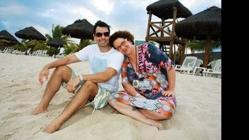 Com Yuri, Rosane curte o final de tarde na praia do Cabo, litoral de Pernambuco. - Roberto Pereira