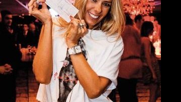 Na balada em clima de cabaré moderno no Buddha Bar, em São Paulo, Adriane festeja cheque de 50000 reais entregue pelos sócios da casa em prol da campanha. - SAMUEL CHAVES/S4 PHOTOPRESS