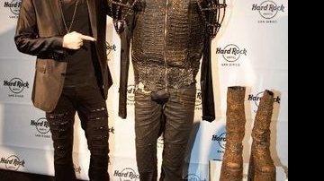Adam Lambert doa figurino