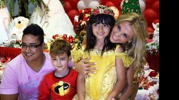 Carla Perez e Xanddy e os filhos Camilly e Alexandre - Almir Martins / AgNews