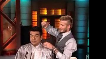 David Beckham corta os cabelos do apresentador George Lopez durante o programa Lopez Tonight - Reprodução