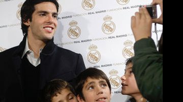Kaká distribui presentes em campanha de Natal em Madrid - Reuters