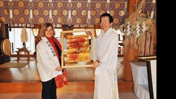 Christina oferece o quadro Dália ao monge Ietaka Kuki, no Kumano Hongu Taisha, espécie de templo. - Yauyoki Urano