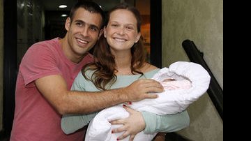 O casal Raoni Carneiro e Fernanda Rodrigues posam com a filha, Luisa - AgNews
