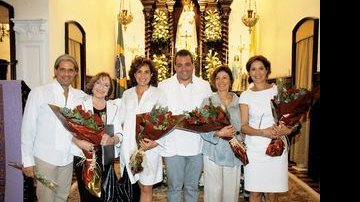 Na N. S. do Brasil, Nathalia, Totia, Marília e Angela ganham rosas de Nilson e Marcus. - ROBERTO VALVERDE