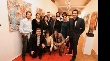 O time reunido por Bia Duarte festeja êxito no Salon National Des Beaux- Arts, em Paris. - Álvaro Teixeira
