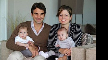 Roger Federer e a mulher, Mirka Vavrinec, posam ao lado das gêmeas, Myla e Charlene - Reprodução